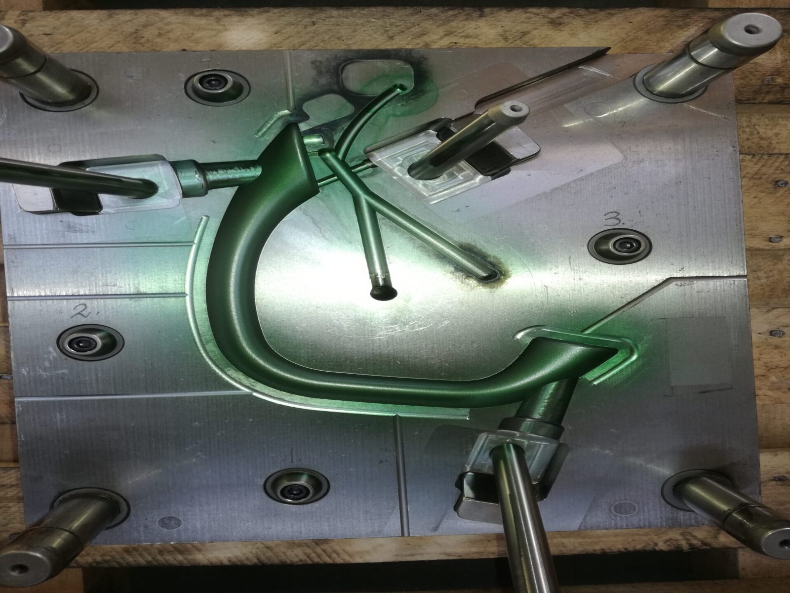 Plastic injection mold (Formplast) before and after dry-ice blasting