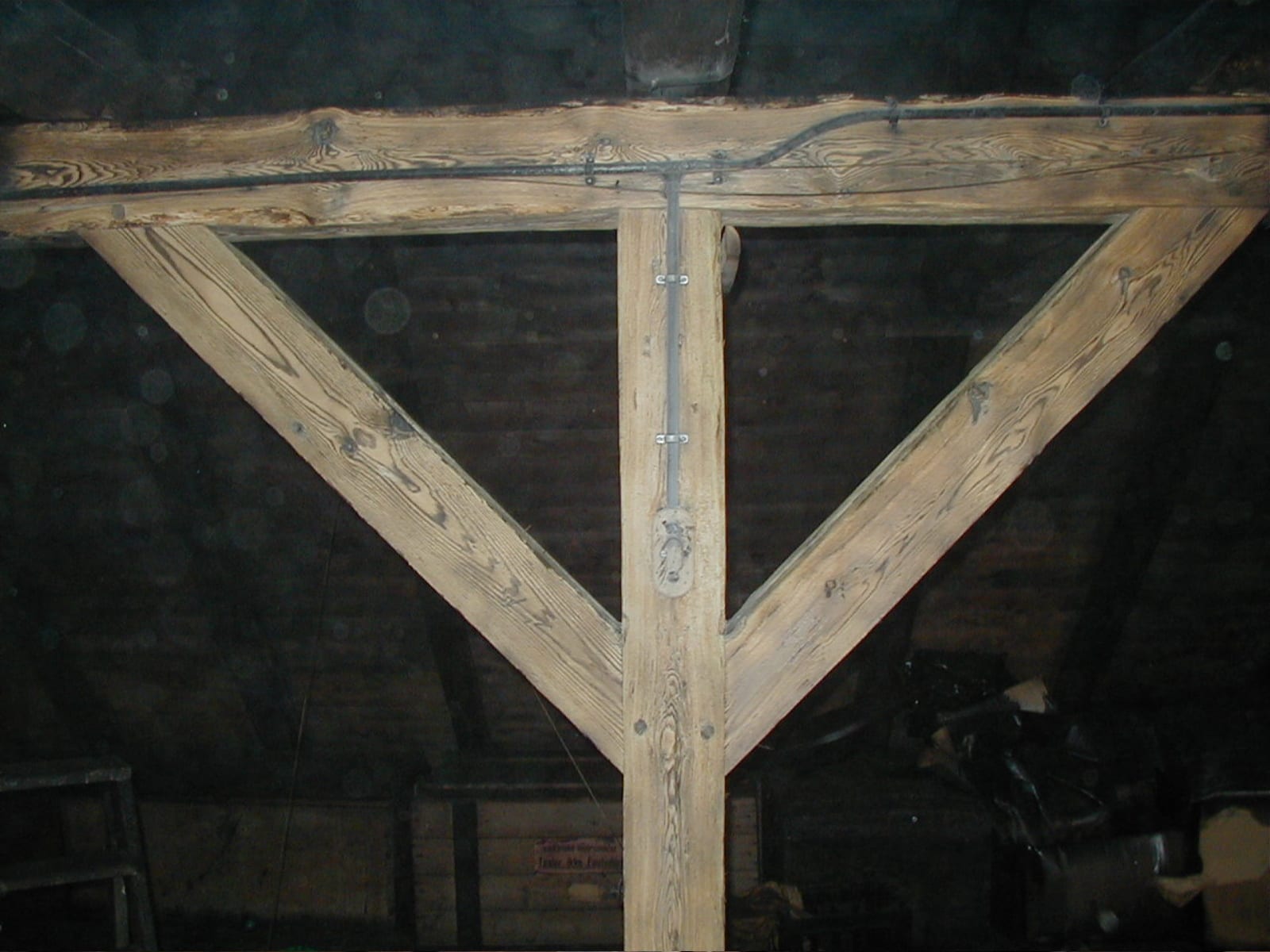 Fire restoration wood beam before and after dry-ice blasting
