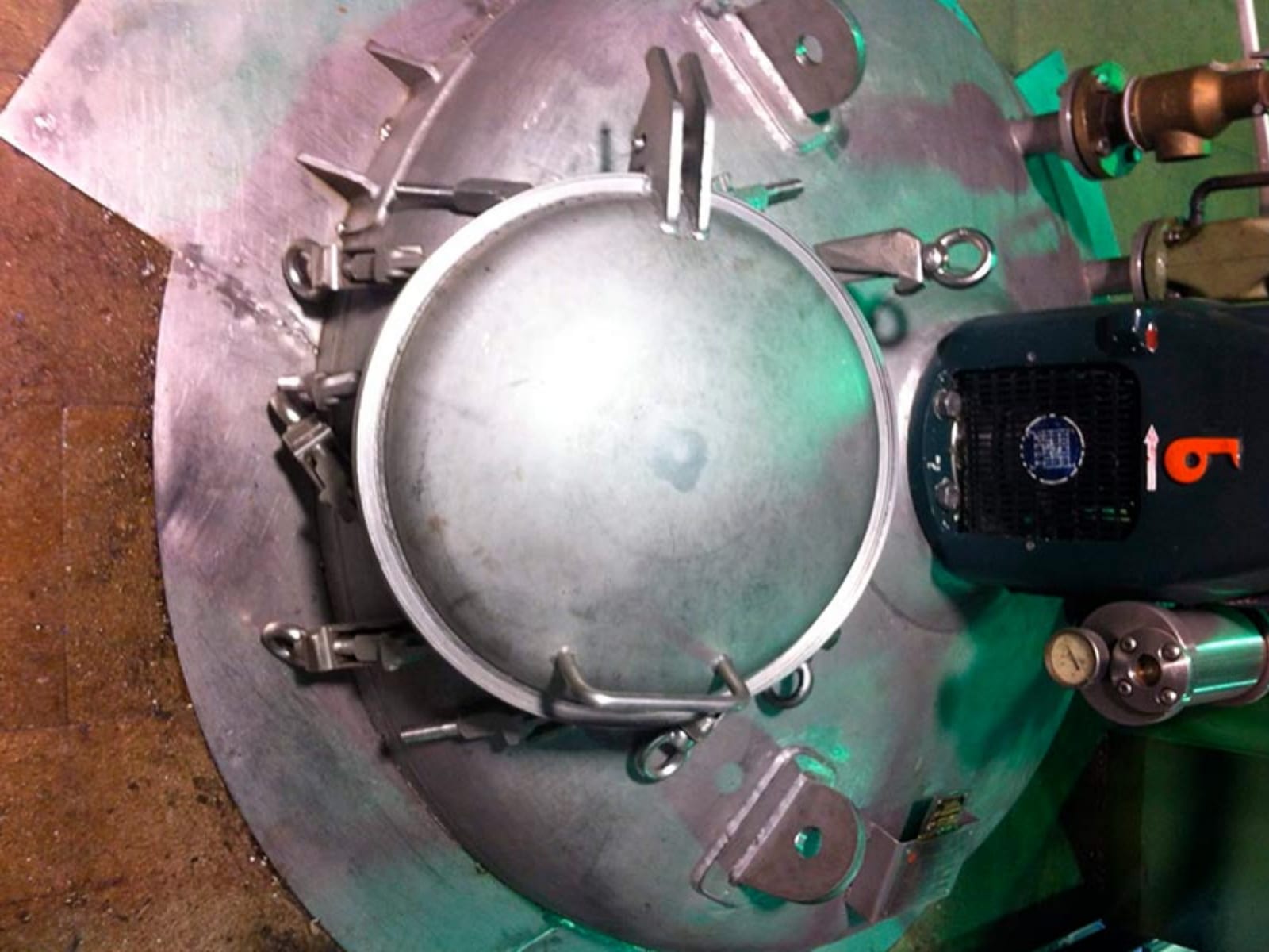 Industrial fixture before and after dry-ice blasting