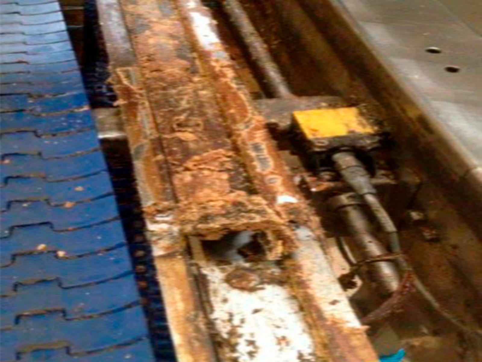 Conveyor rail / guide before and after dry-ice blasting