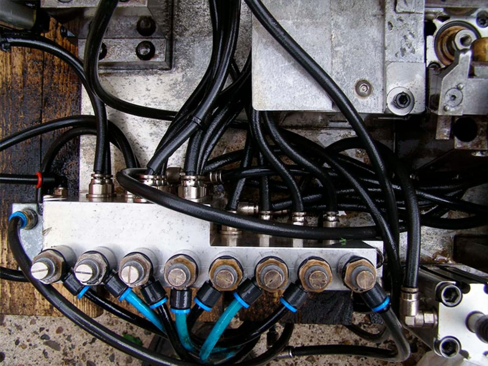 Pneumatic / hydraulic manifold before and after dry-ice blasting