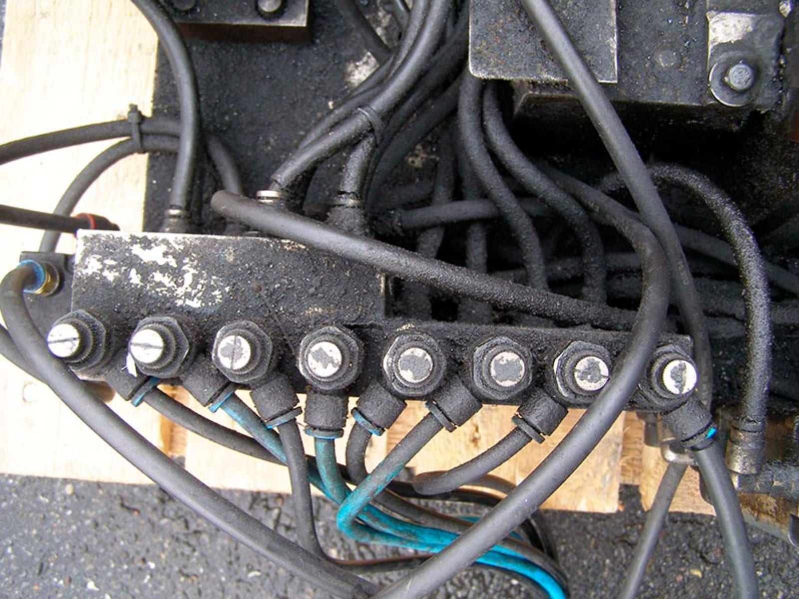 Pneumatic / hydraulic manifold before and after dry-ice blasting