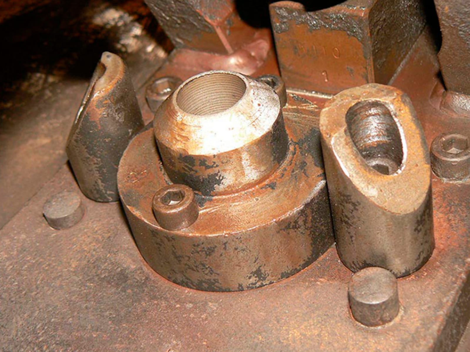 Automotive part before and after dry-ice blasting