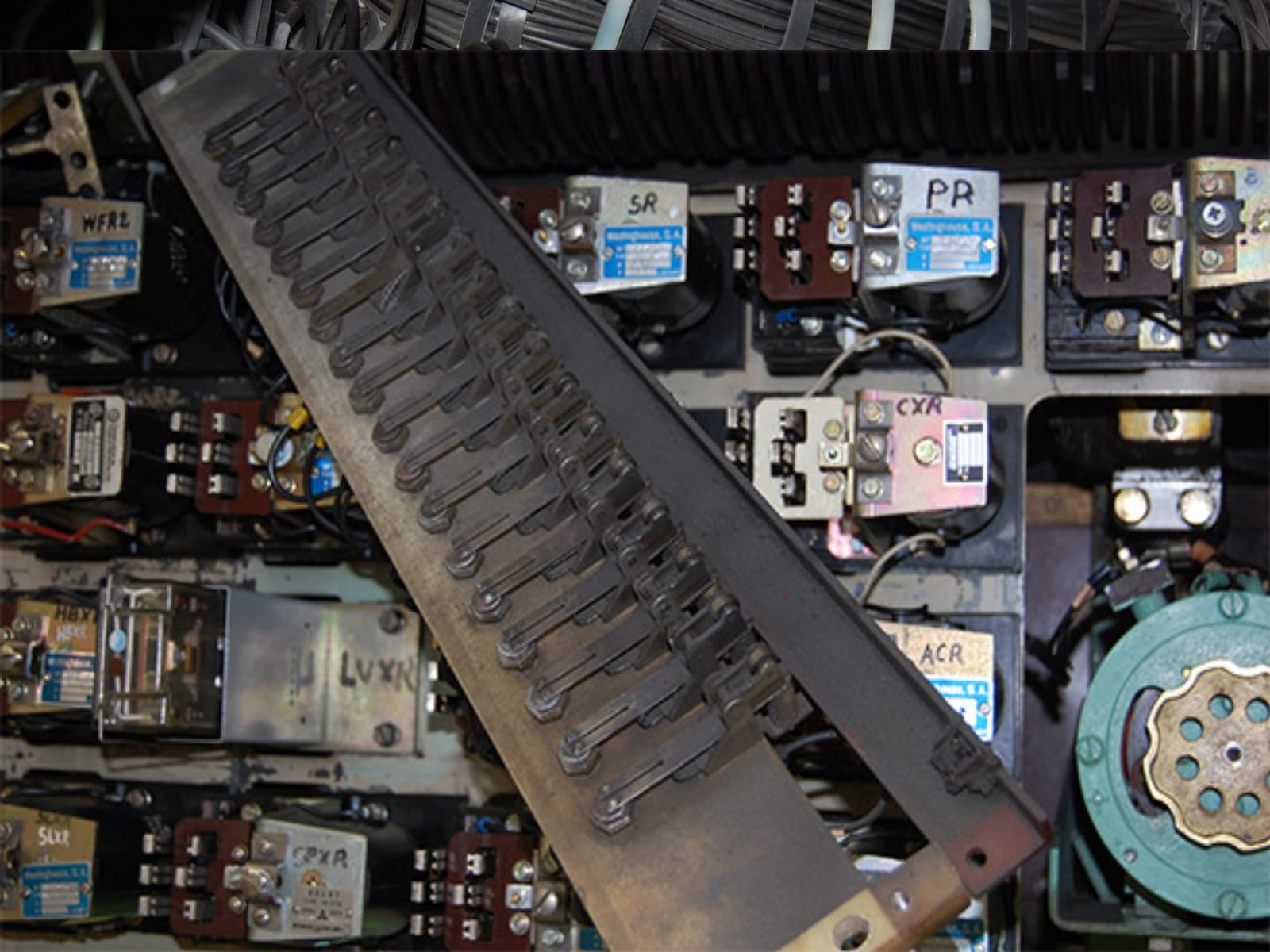 Electrical cabinet / controls before and after dry-ice blasting