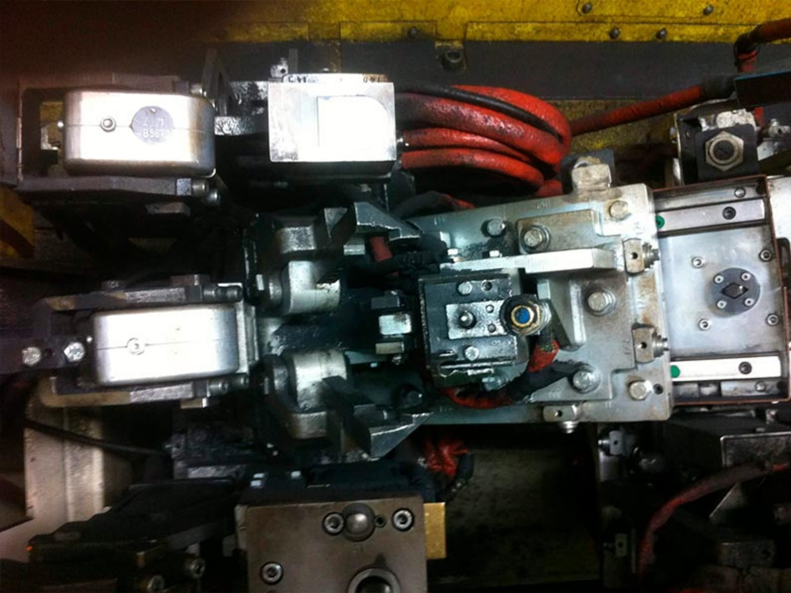 Machine assembly before and after dry-ice blasting (example 2)