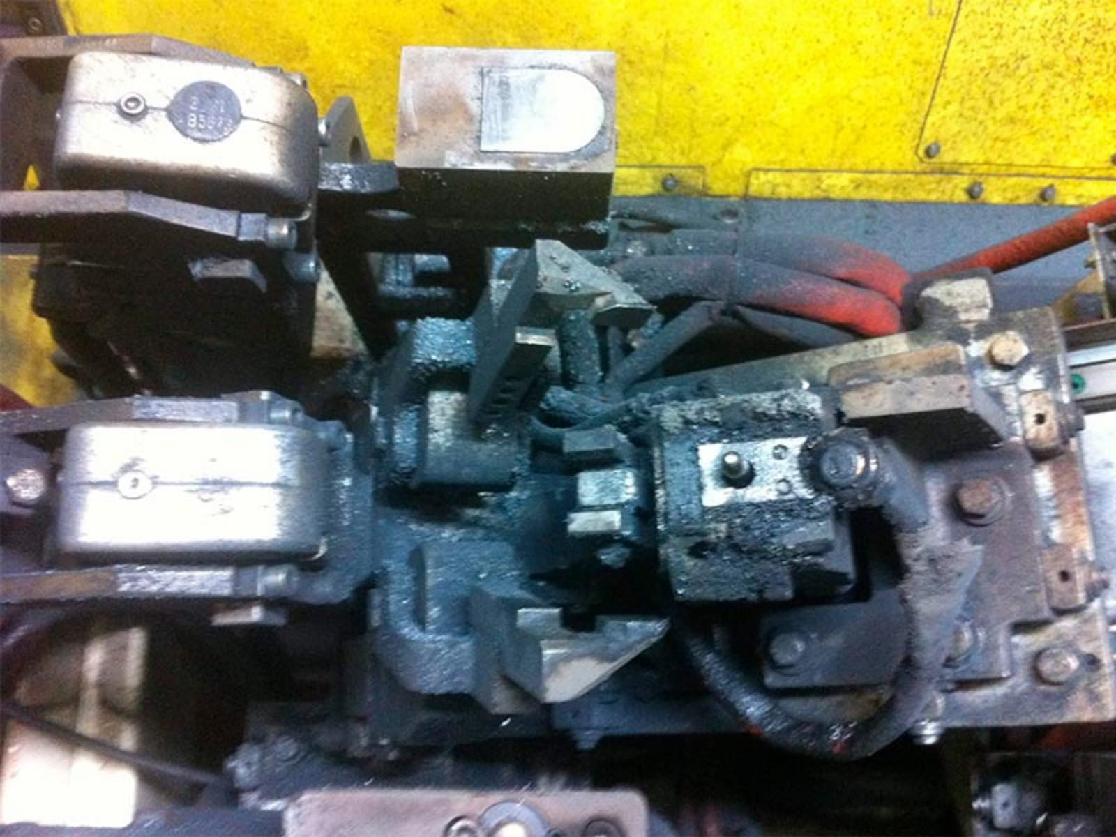 Machine assembly before and after dry-ice blasting (example 2)