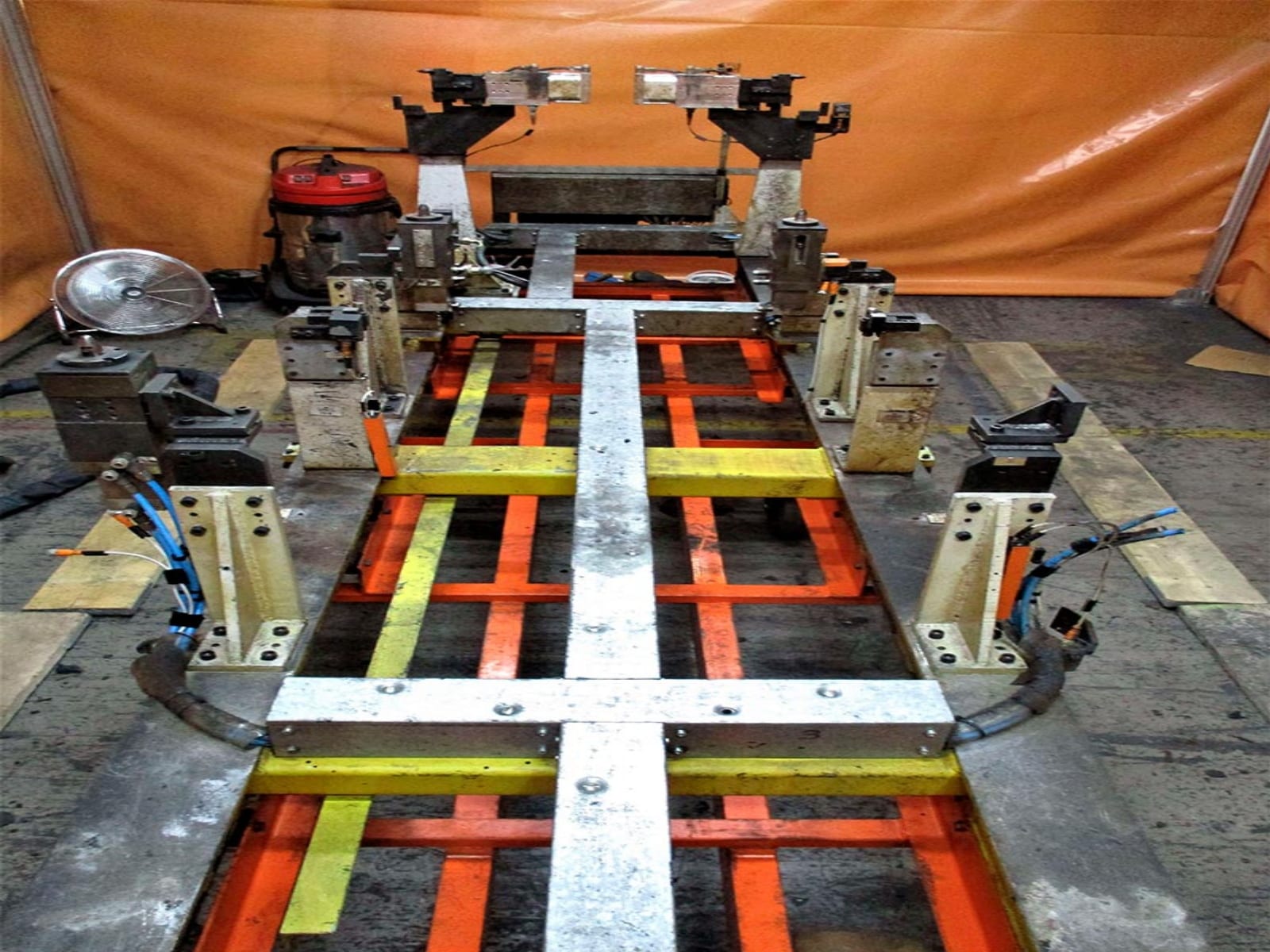 Welding cell frame before and after dry-ice blasting