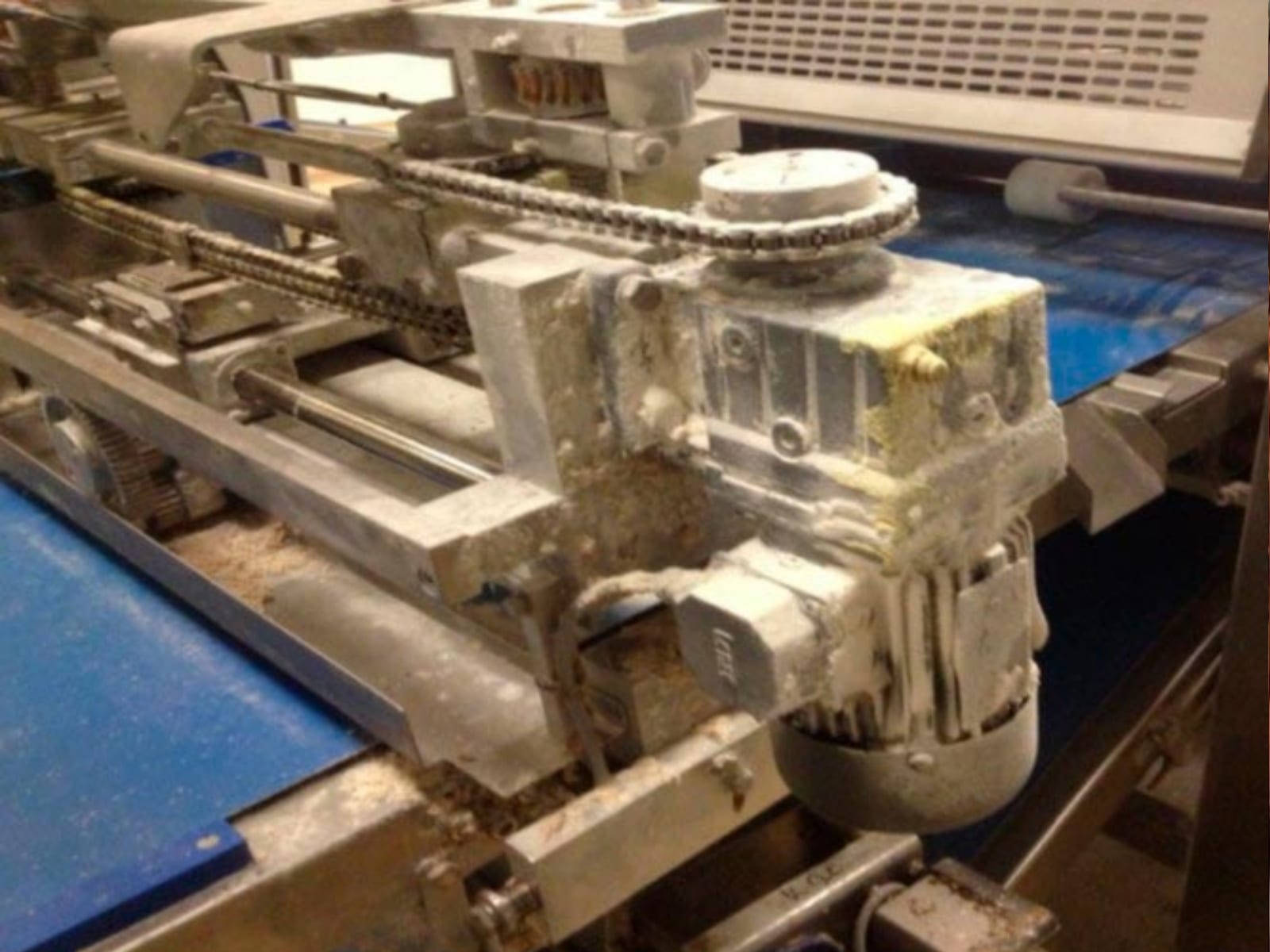 Gearbox / conveyor assembly before and after dry-ice blasting