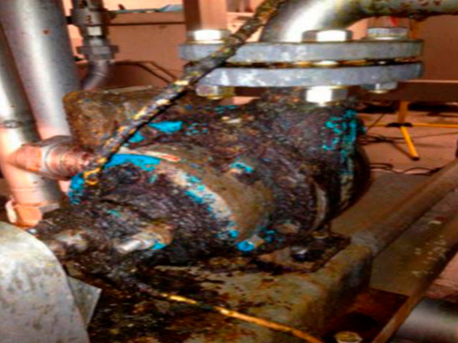 Pump / valve body before and after dry-ice blasting