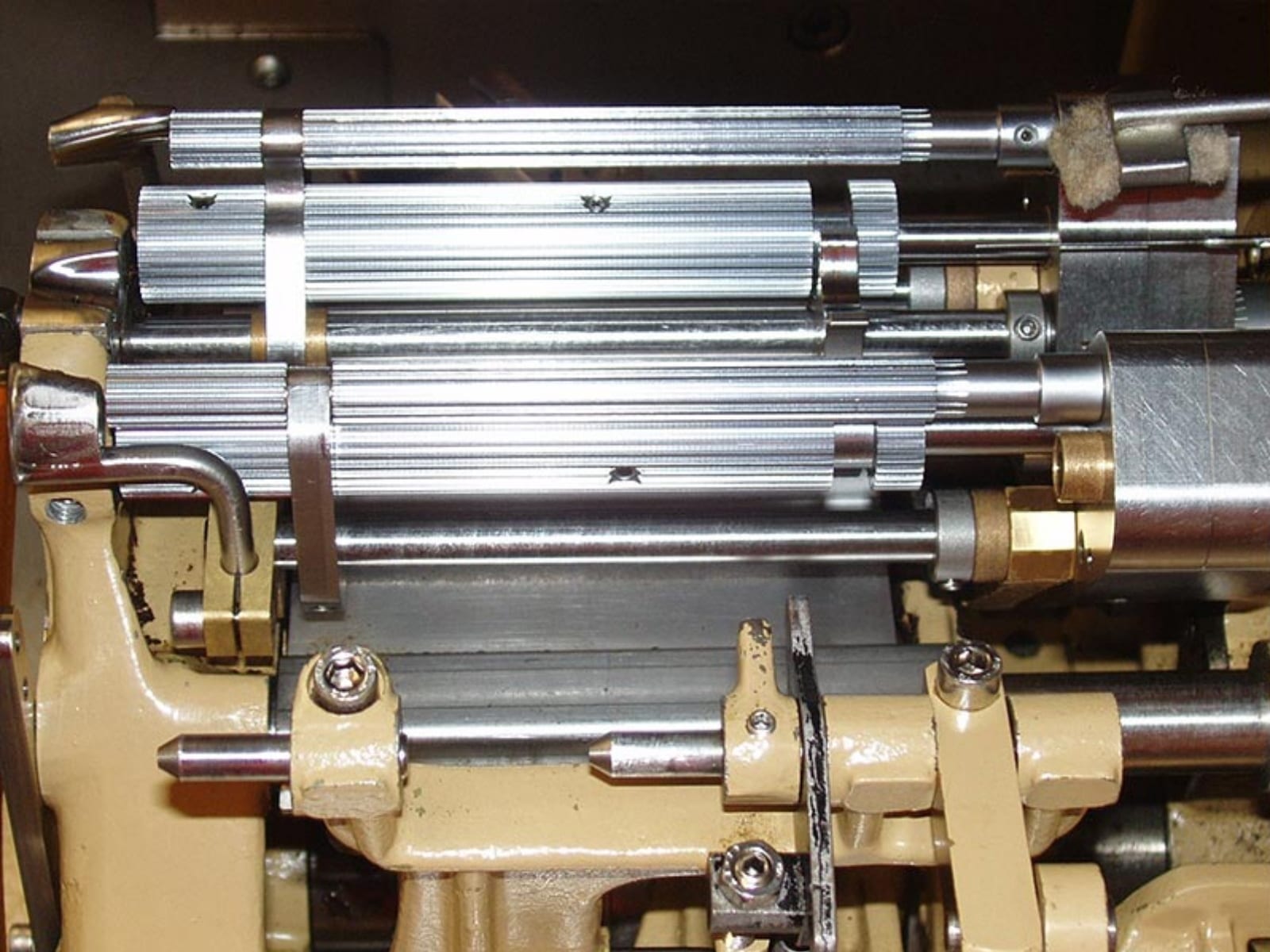 Roller shafts / mechanical parts before and after dry-ice blasting