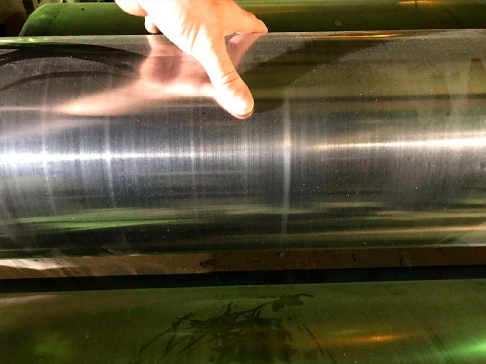 Large roller surface before and after dry-ice blasting