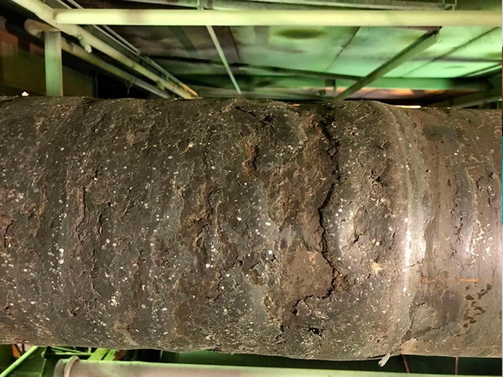 Large roller surface before and after dry-ice blasting