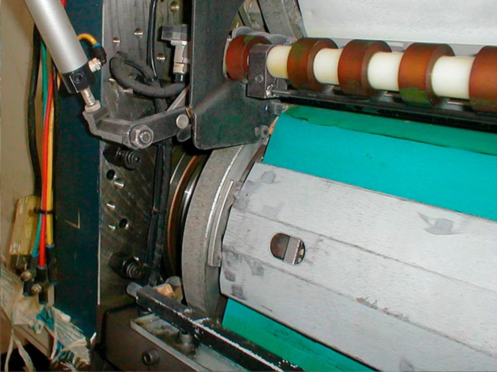 Industrial roller assembly before and after dry-ice blasting