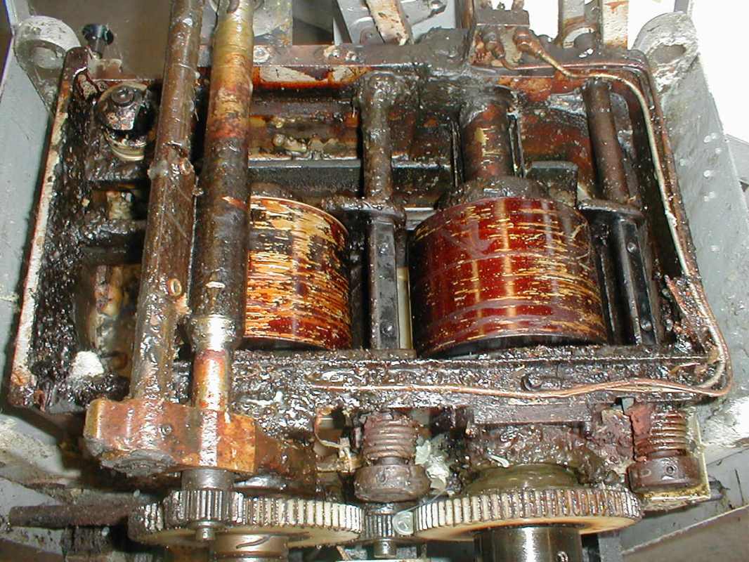 Glue applicator before and after dry-ice blasting